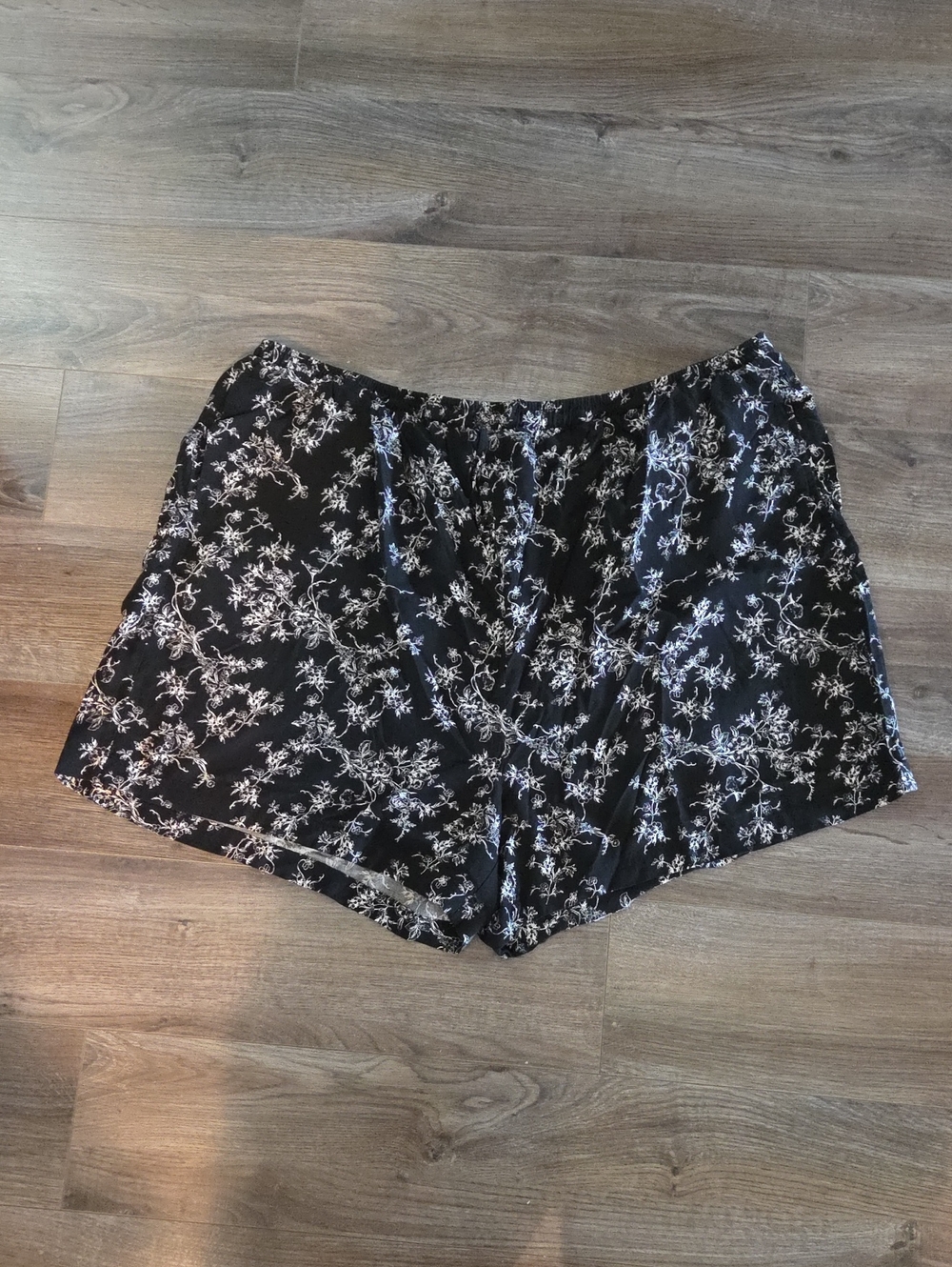 torrid Size 4 Black Floral High-Waist Women's Shorts